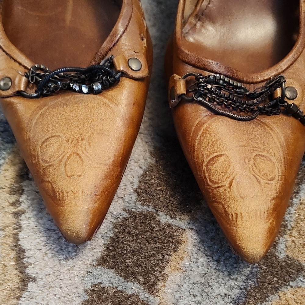 Pedro Garcia Brown Pointed Toe Star-Cut Heels with Decorative Accent - Picture 3 of 10